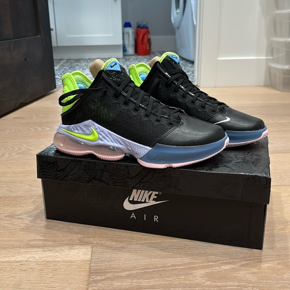 Nike Lebron XIX Low size 9 NIB